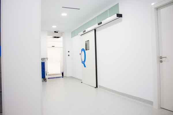 Puerta quirófano Aurea Clinic